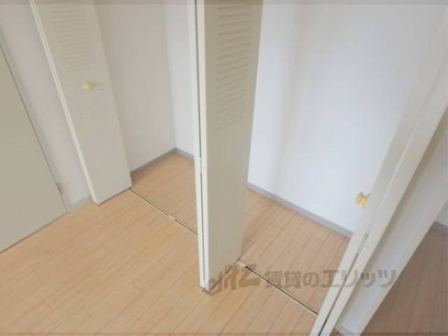 洋室　収納下部