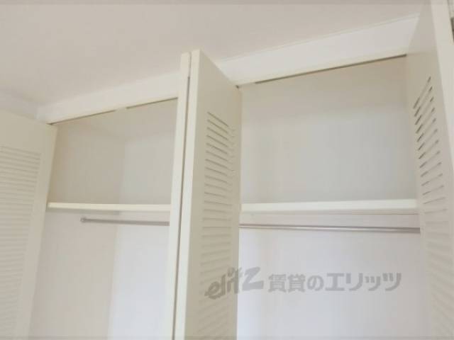 洋室　収納上部