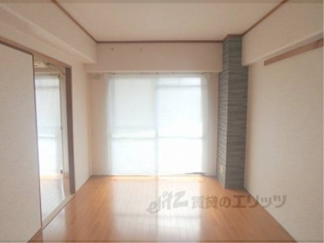 洋室　キッチン横です