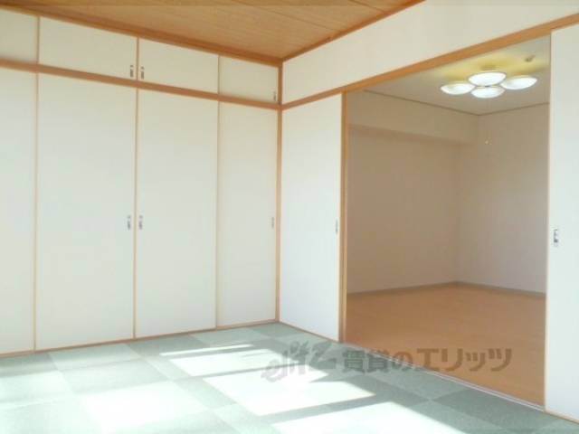 洋室　床が絨毯で日当たりの良い洋室です。