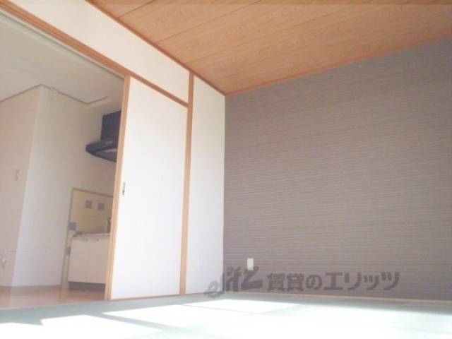 洋室　床が絨毯で日当たりの良い洋室です。