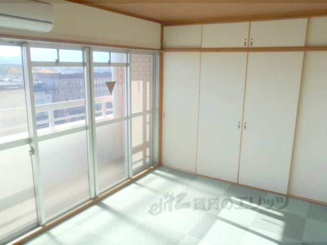 洋室　床が絨毯で日当たりの良い洋室です。