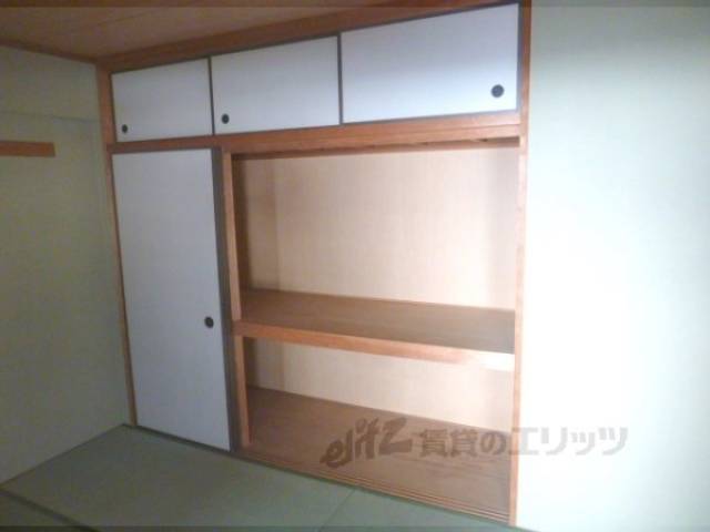 収納　部屋一面に広がる大きい押入れです。