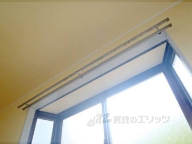 カーテンレール　出窓にもカーテンレールが付いています。