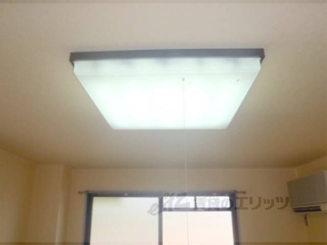 照明　お部屋には照明が付いています。