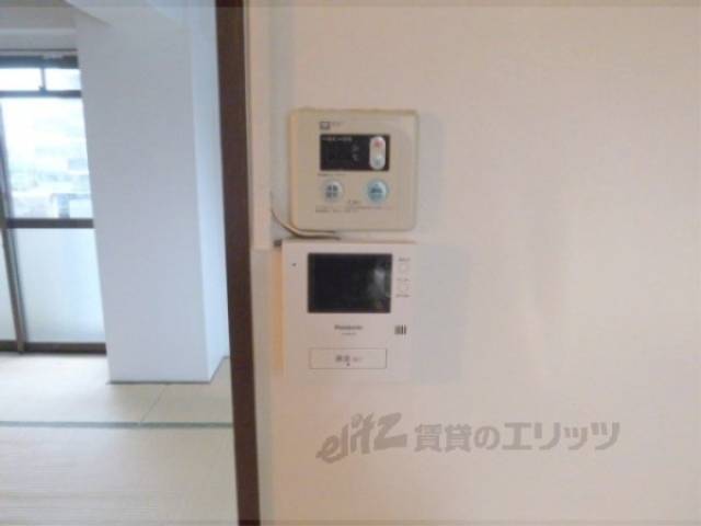 ドアホン　給湯設備　キッチン横