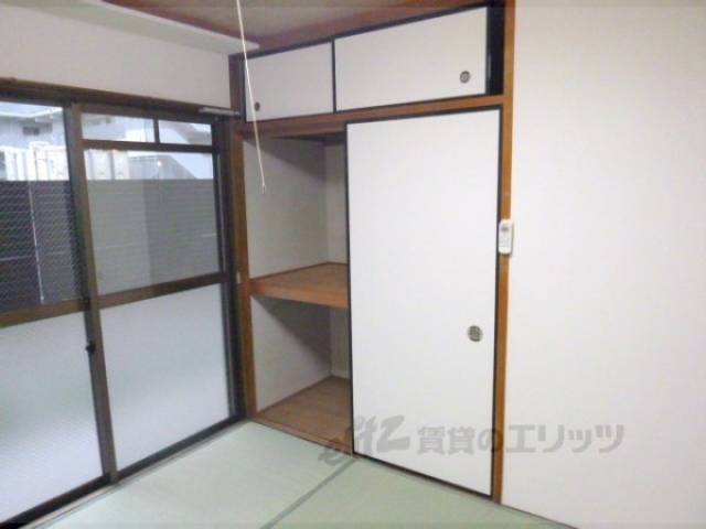 収納　南側和室収納　押し入れは収納力がありますね