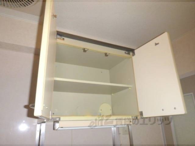 収納　キッチン上の収納スペースです。