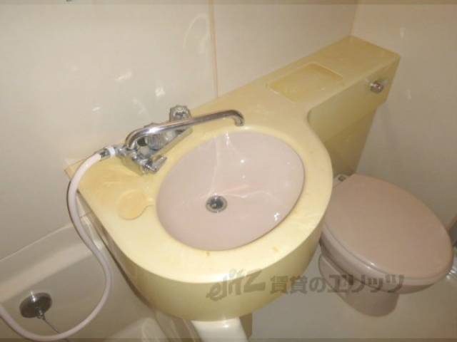 洗面所　鏡付きです。