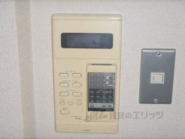 有線のリモコンです。