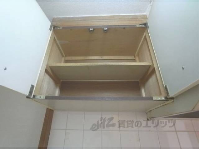 収納　キッチン上部