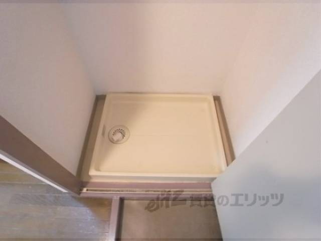 洗濯機置場　扉で隠せるようになっています