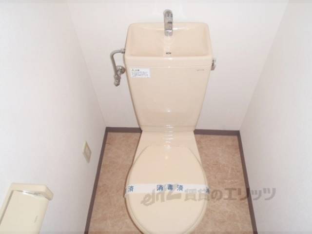トイレ　トイレの横に洗濯機がおけます