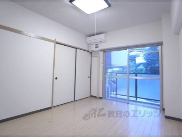 洋室　床も壁もきれいです。