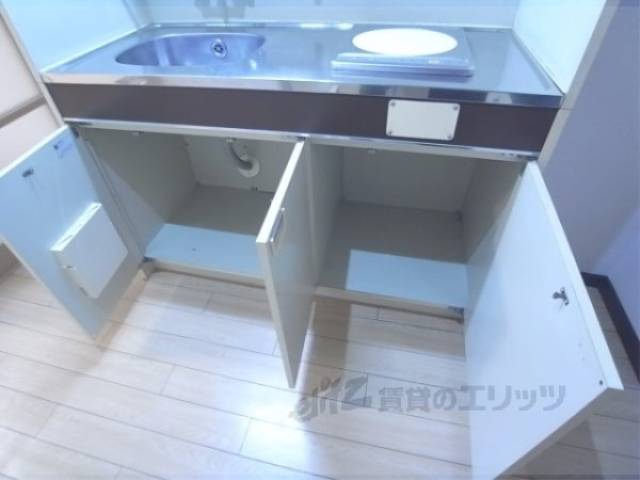 キッチン　下部収納　こちらにも収納があります。