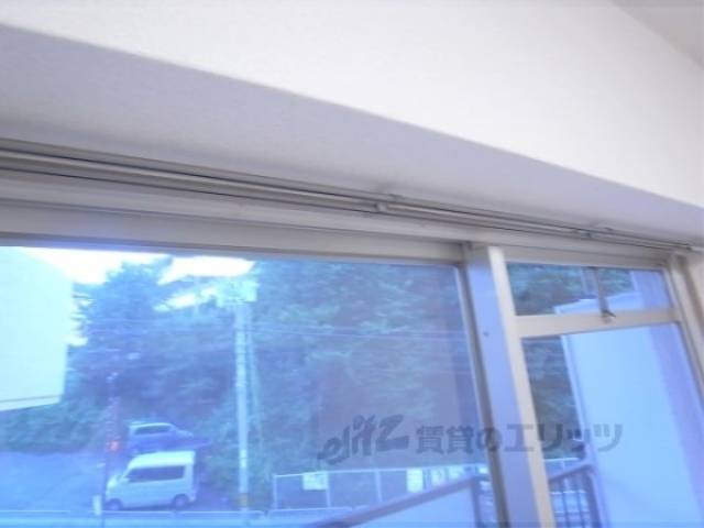 カーテンレール　お好きなカーテンが付けられます。