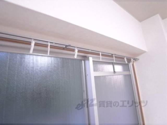 カーテンレール　お好きなカーテンが付けられます。