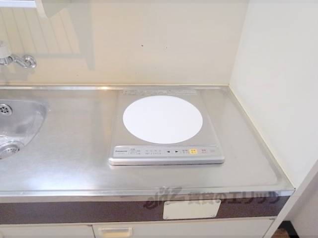 キッチン　電子コンロ　陽を使わないので安全です。