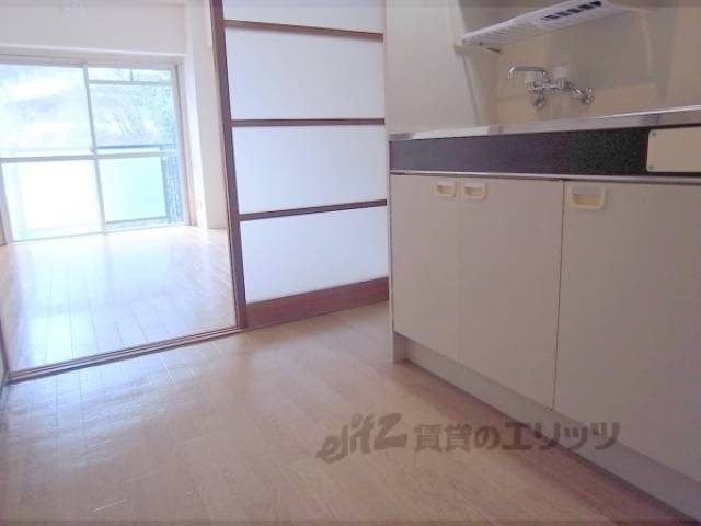 廊下　玄関からお部屋。