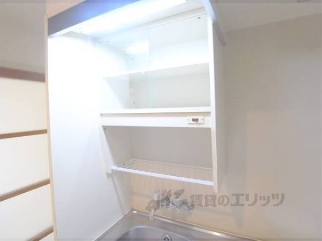 キッチン　上部収納　食器が置けます。