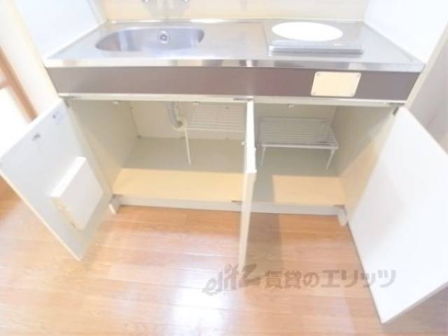 キッチン　下部収納　こちらにも収納スペースがあります。