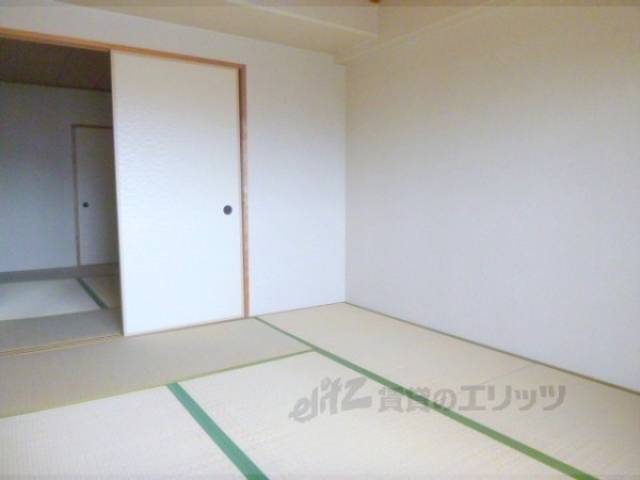 和室　バルコニー側和室