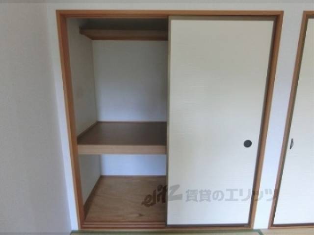 押入