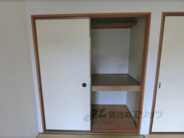 押入
