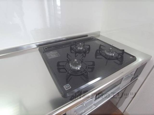 キッチン　三口コンロ付いています