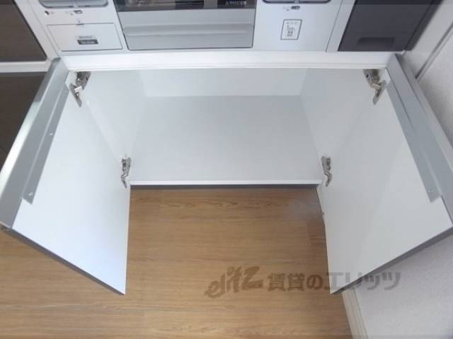 キッチン　コンロ下に収納あります