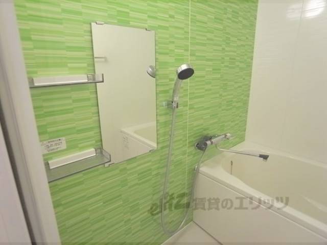 風呂　シャワー・鏡・棚あります