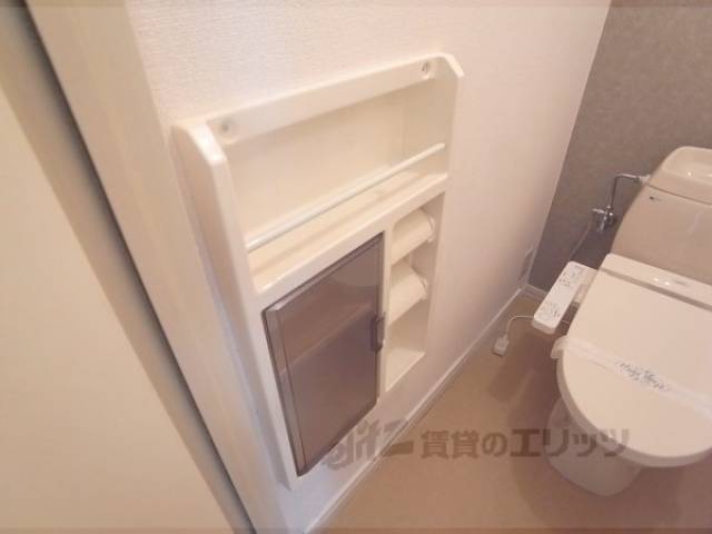 トイレ　ペーパーホルダー・棚あります