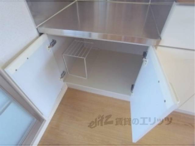 キッチン　コンロ下にも収納できます