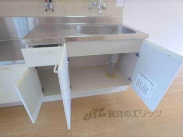 キッチン　シンク下に調理器具など収納できます