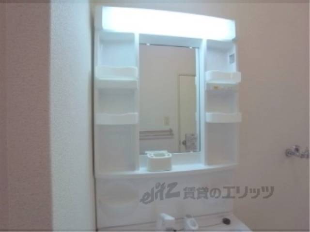 洗面所　鏡・棚ついています