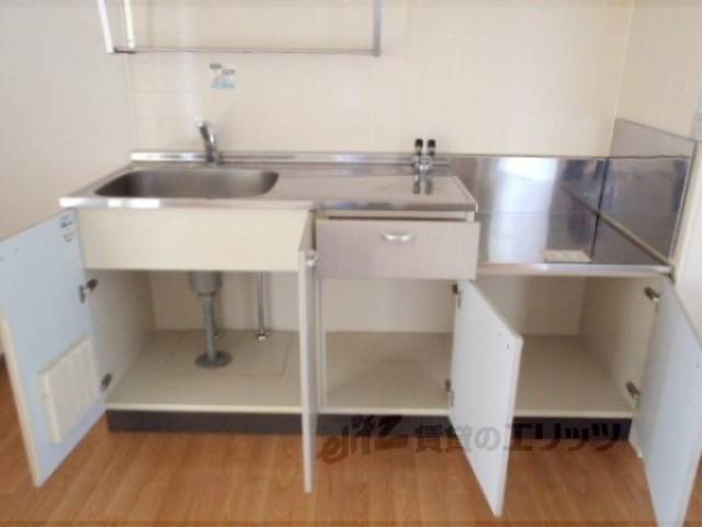 キッチン　鍋やフライパンも収納できちゃいますね