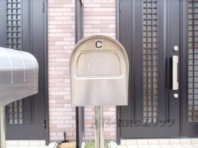 ポスト　一軒家のようなポストですね・