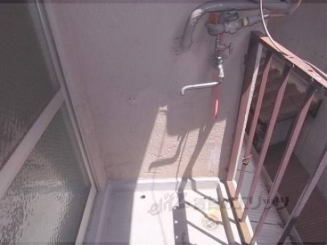 洗濯機置場　ベランダに洗濯機を置きます。