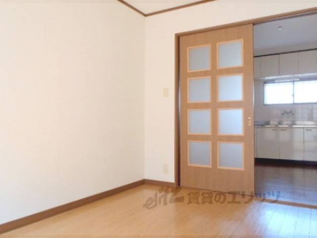 キッチン側洋室