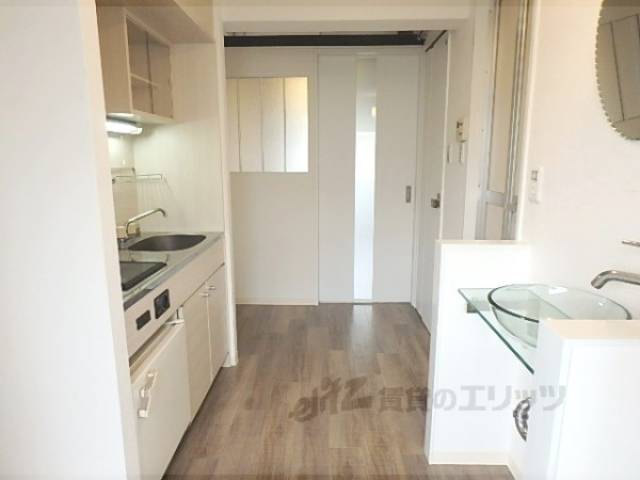 廊下　扉に姿見がついています