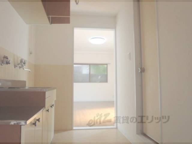 玄関　玄関から見た室内です