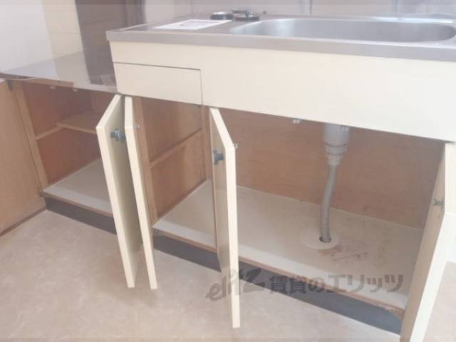 キッチン　キッチン下も収納できます