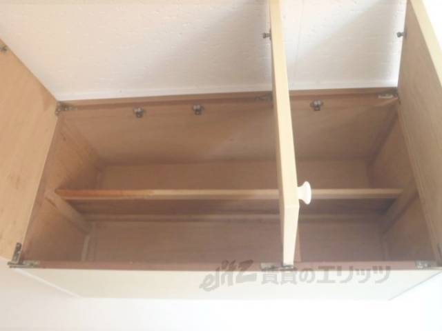 キッチン　キッチン上の棚も小物置けて便利です