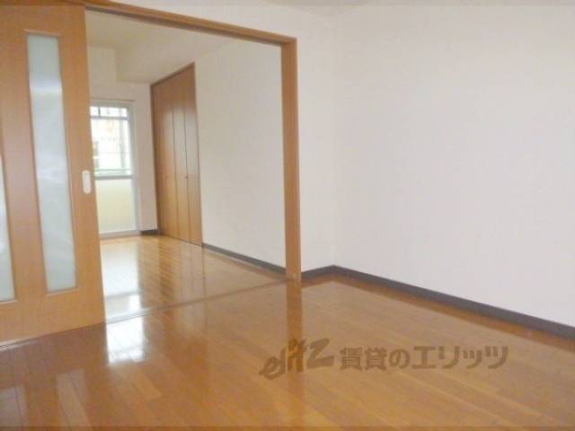 居室　広くてぴっかぴかです
