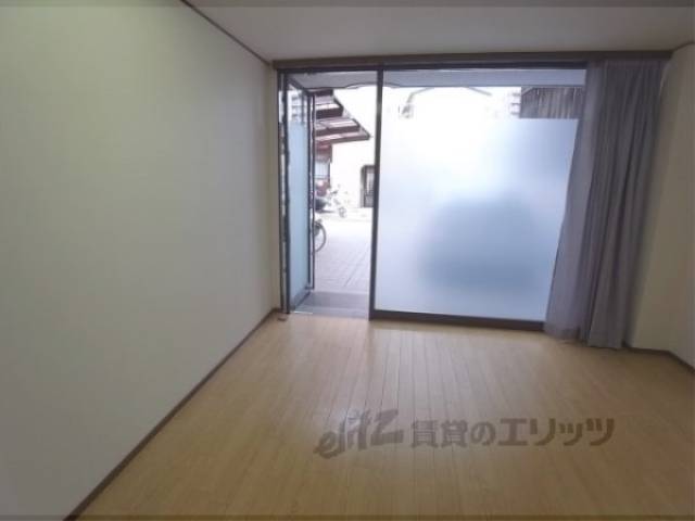 洋室　道路側入口