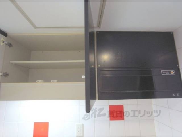 キッチン　上部収納、レンジフード