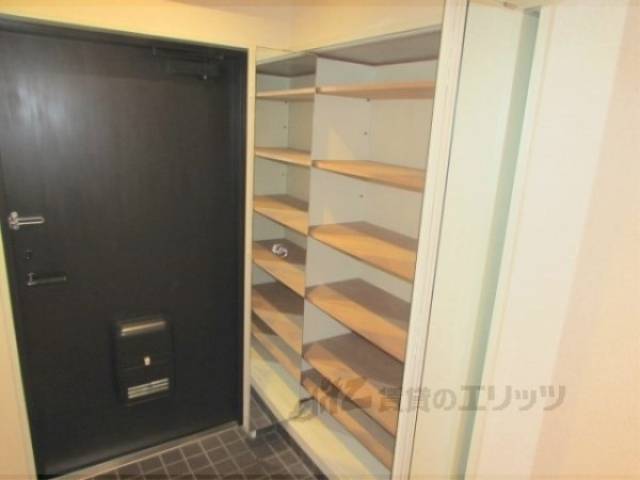 下駄箱　鏡の裏には靴箱です。