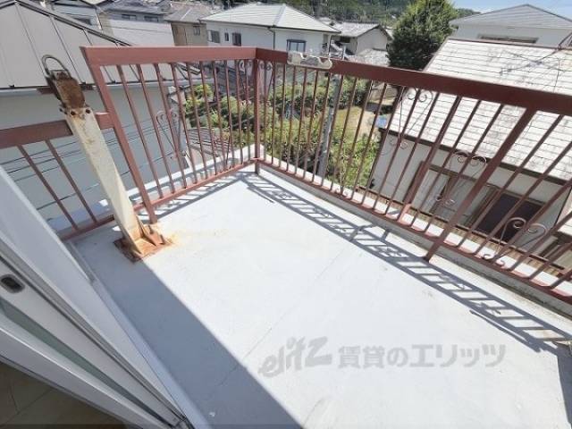 ベランダ　広いです。椅子が置けそう。