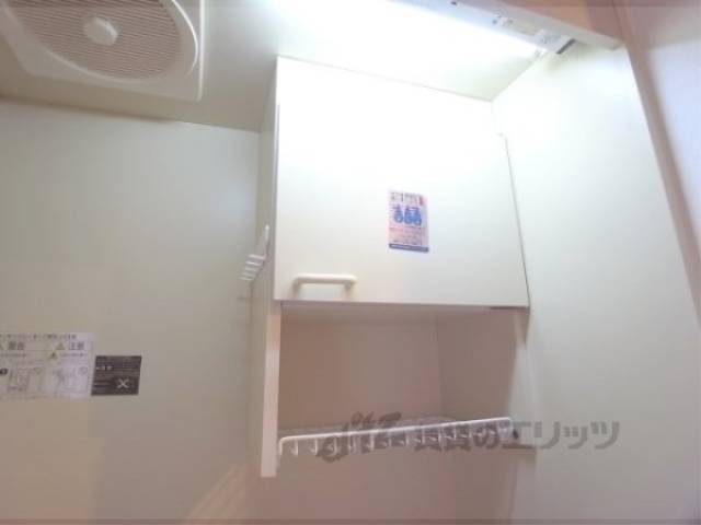 キッチン　キッチン上に棚あります