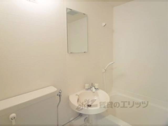 ユニットバス　シャワー・鏡・洗面台あります
